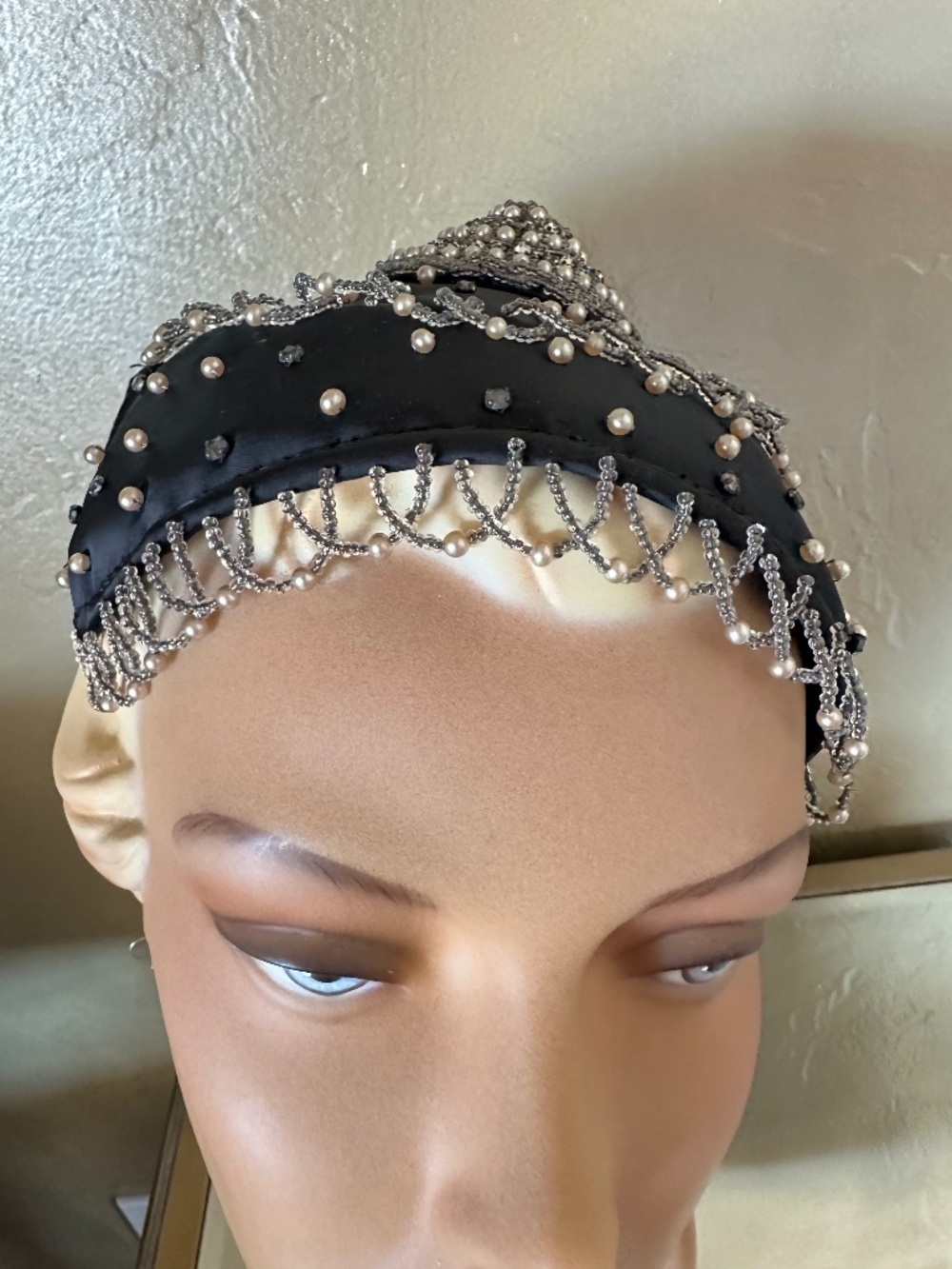 SENSATIONAL 1950s' BLACK SIAMESE STYLE FABRIC COCKTAIL HAT + BEADING/PEARLS - Picture 8 of 14